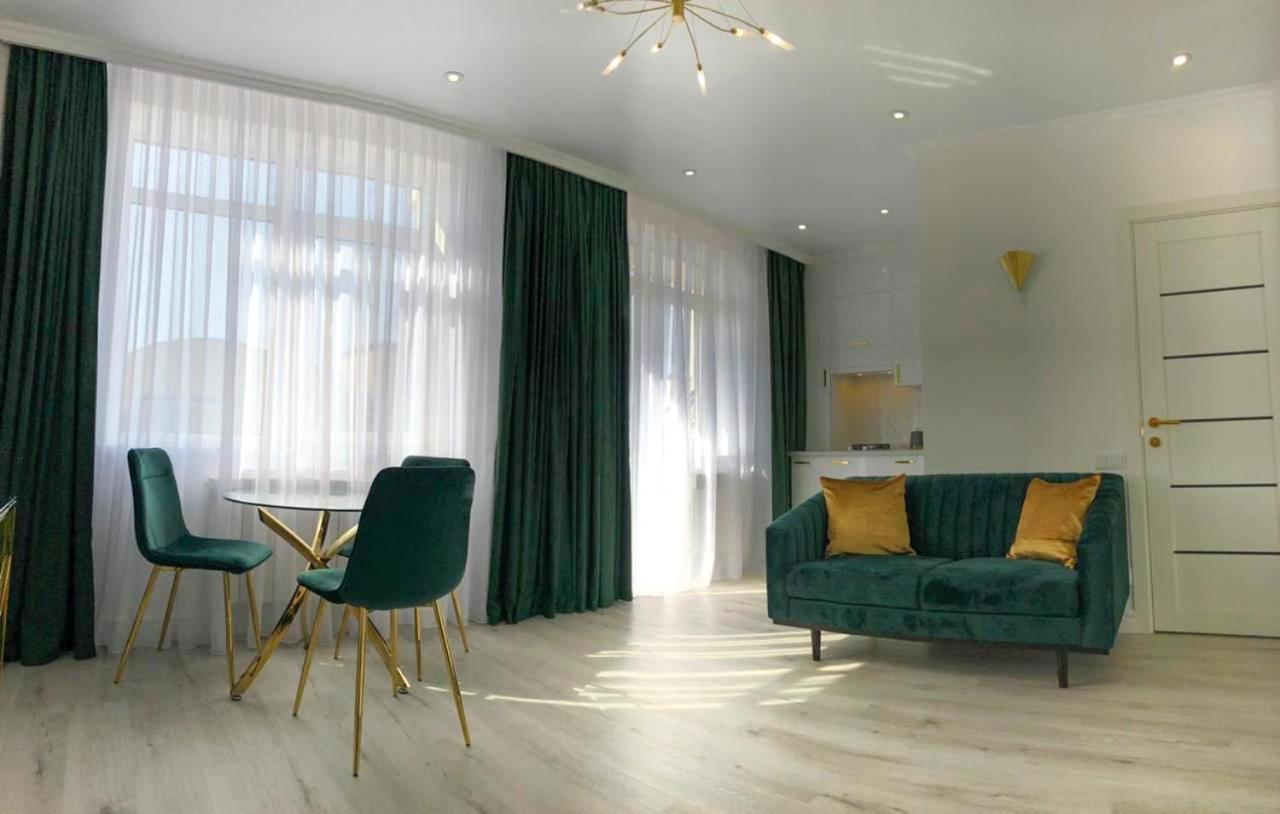 Luxury Emerald Apartments Irpin Extérieur photo
