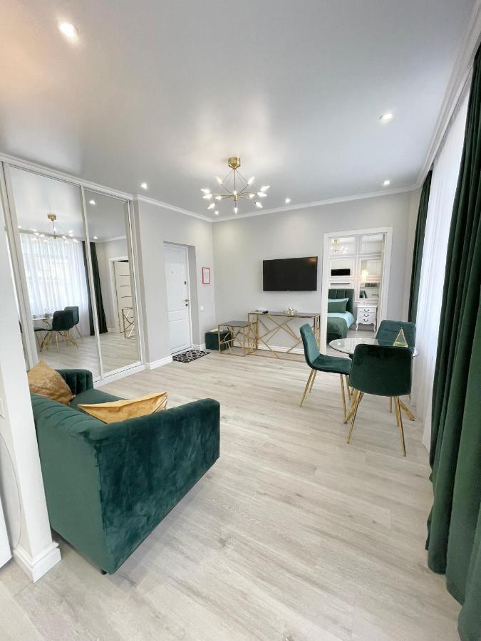 Luxury Emerald Apartments Irpin Extérieur photo